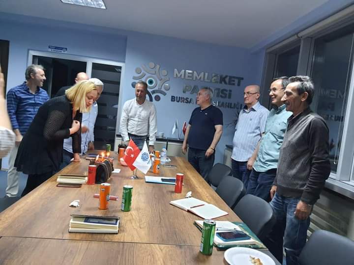 MPBursaresmi's tweet photo. Ramazan Bayramı öncesi son yönetim kurulu toplantımızı yaptık. Geleceğe yönelik planları konuşurken iftar yemeği ve 2 Doğum Günü kutlaması yapmayı da ihmal etmedik. Vatan için yola düşmüş değerli insanlarla kocaman bir aileyiz😊Böyle bir Toplu luğun parçası olmak gurur verici💙🇹🇷 https://t.co/tt2ze4tCfN