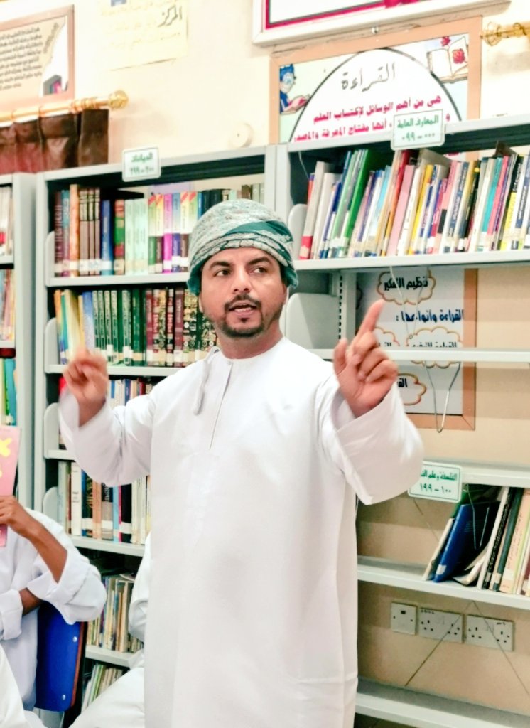 EduGovSbt1's tweet photo. في إطار تنويع وسائل التعلم قدم الأستاذ  سعيد الزهيبي حصة مميزة بعنوان  Aderbs of Manner في مركز مصادر التعلم تميزت الحصة بمشاركة وتفاعل الطلبة. https://t.co/rc8214dAH0