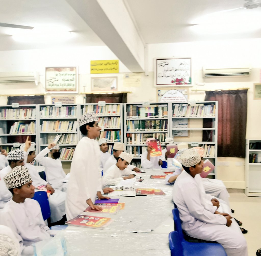 EduGovSbt1's tweet photo. في إطار تنويع وسائل التعلم قدم الأستاذ  سعيد الزهيبي حصة مميزة بعنوان  Aderbs of Manner في مركز مصادر التعلم تميزت الحصة بمشاركة وتفاعل الطلبة. https://t.co/rc8214dAH0
