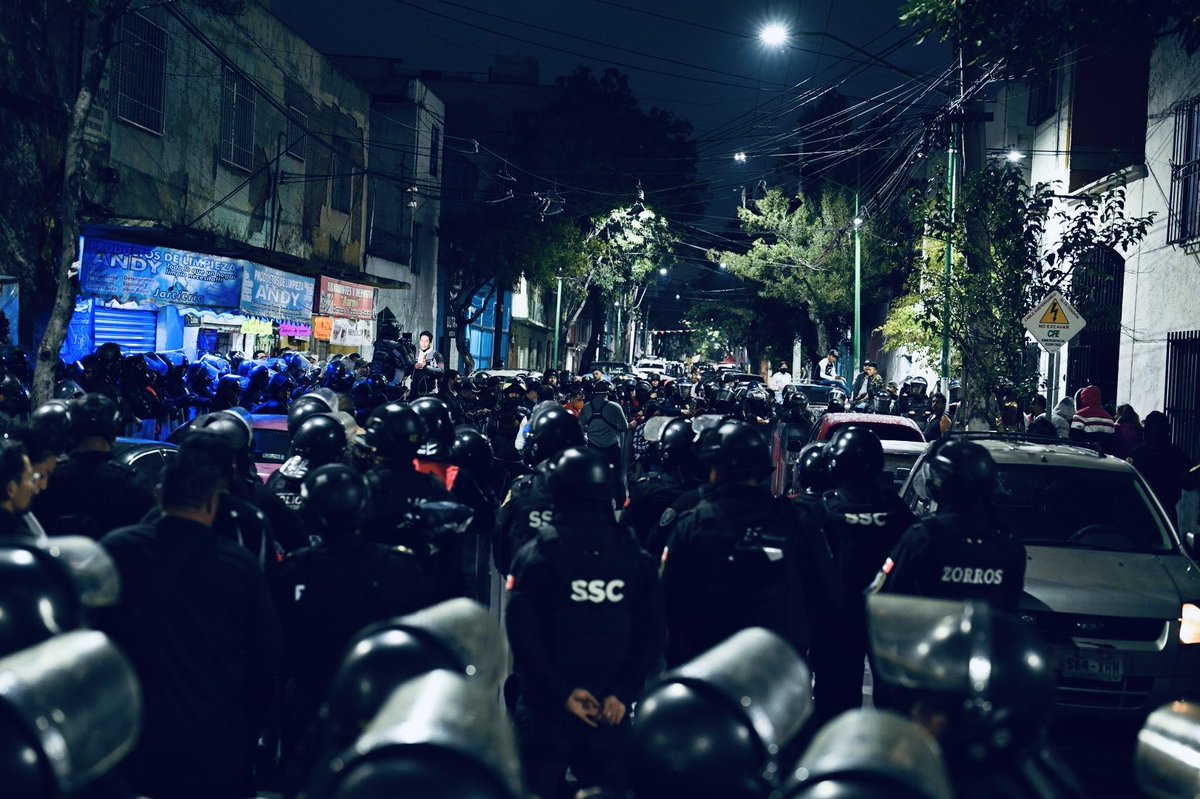 The Mexican government violently forced the Triqui community out of their protest camp &amp; relocated them to a garbage dump on Monday. When the Triquis refused to live in these terrible conditions they were encapsulated by riot police for more than 40 hours. 😡🧵