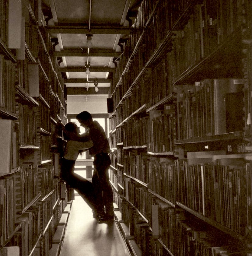 كُلَّما فَتَّشْتُ عن نَفسي،
وجدتُك... كأن بيننا
ممرٌ بَلا نهاية…
ميثاق…