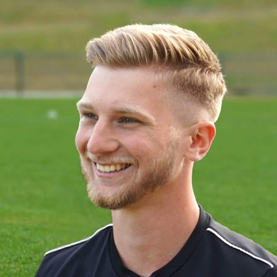 Pondeo_'s tweet photo. ⚽️  Meet a Creator

Valentin is a semi-professional football player that decided to document his journey as a player ⚽️ 

To follow Val's next adventures, join him on YouTube, Instagram or TikTok ! https://t.co/lVlAyQl0d3