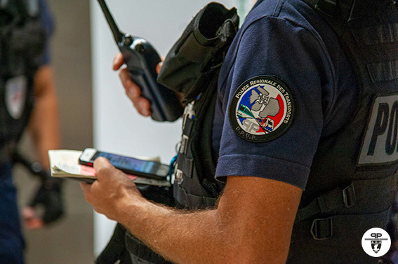 prefpolice's tweet photo. Hier, en patrouille dans une station de  🚇  à #Paris16, les 👮‍♀️👮‍♂️ ont croisé un individu sans masque... qui n'est pas passé inaperçu !
Lors du contrôle, leur attention a été attirée par la montre de luxe qu'il portait et qui s'est avérée être volée.
➡️ Interpellation https://t.co/w4L2xT6cSh
