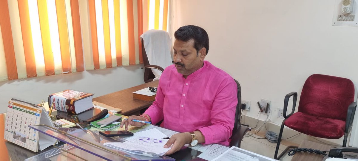 anooppradhanbjp's tweet photo. उत्तर प्रदेश विधानसभा सचिवालय, बापू भवन स्थित कार्यालय में आज प्रातः काल राजस्व विभाग के कार्यों और योजनाओं की समीक्षा की।
#AnoopPradhanBJP https://t.co/aVePIDg61T