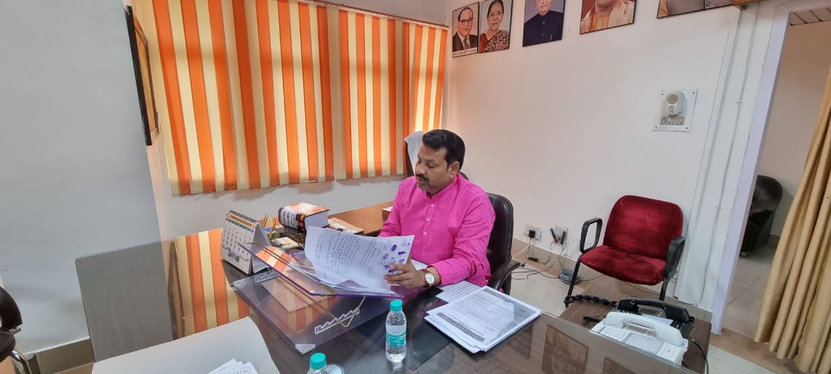 anooppradhanbjp's tweet photo. उत्तर प्रदेश विधानसभा सचिवालय, बापू भवन स्थित कार्यालय में आज प्रातः काल राजस्व विभाग के कार्यों और योजनाओं की समीक्षा की।
#AnoopPradhanBJP https://t.co/aVePIDg61T