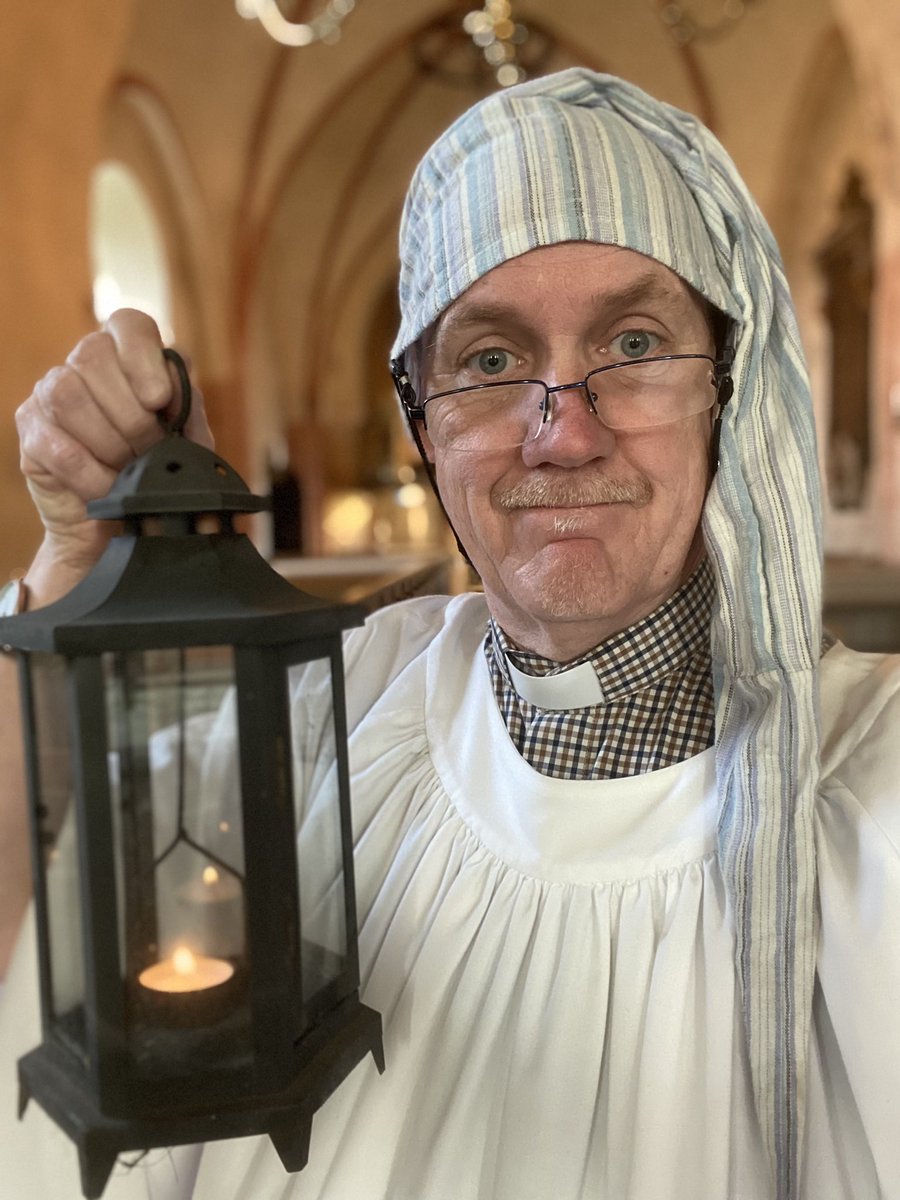 SollentunaK's tweet photo. Vad är nu detta? En hustomte? Nej, det är ju den blide humanisten som kommer med sin lykta till temagudstjänsten i Sollentuna kyrka på söndag, utifrån Tage Danielssons texter och sånger! https://t.co/PRedLsC9N1