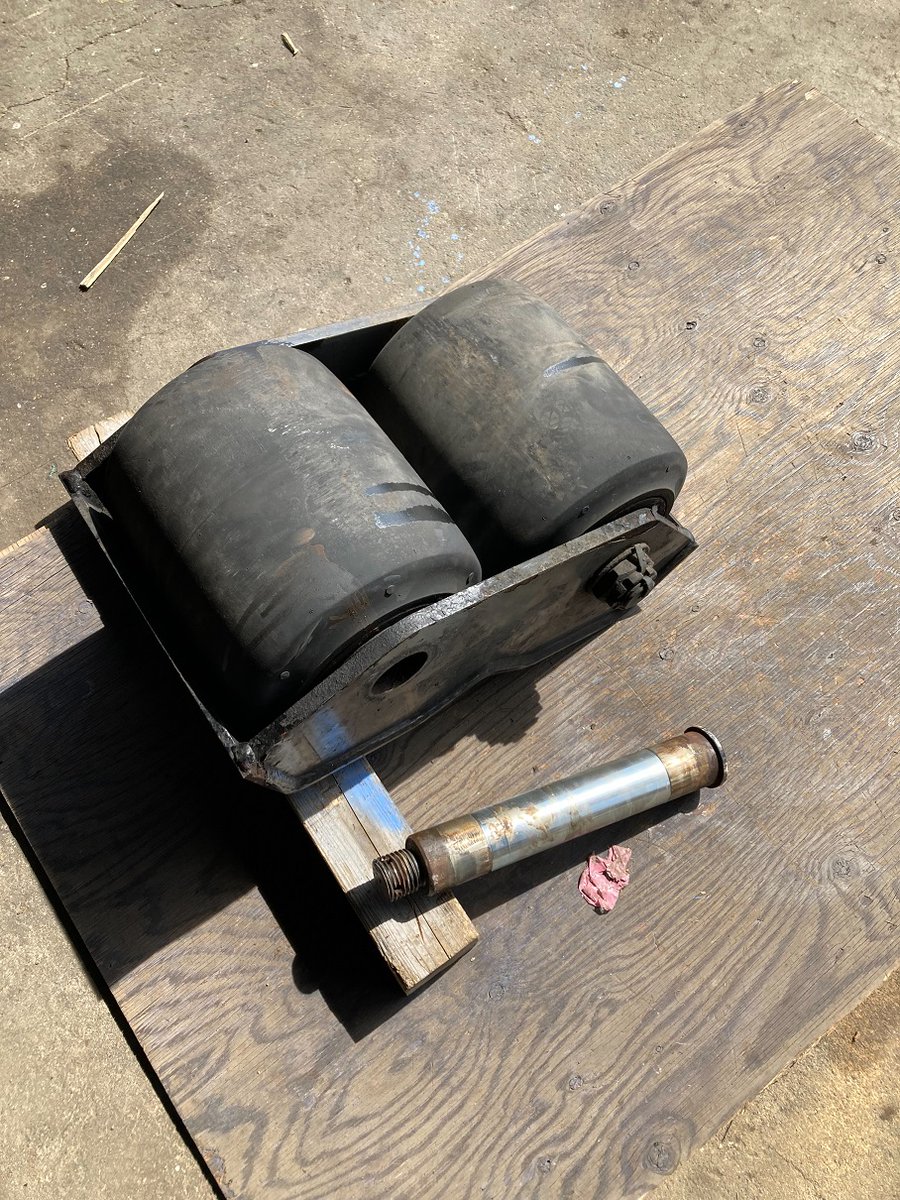 KinanKosyo's tweet photo. こちらは、何の部品でしょう🙄?
答えは、橋梁点検車BT400のアウトリガー部のタイヤとなります。最大で14tの重さを受けて転がる為、適時メンテナンスをしております😁♠️🎉
#橋梁点検車 #BT400 #キナン #高所作業車 https://t.co/FLjcvXZjVH