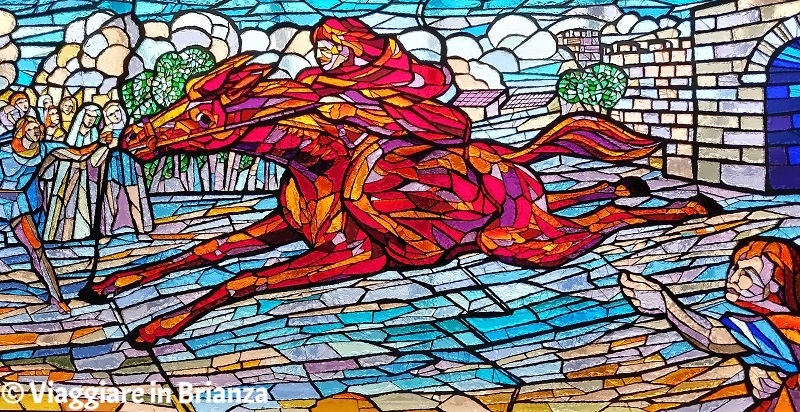 Giussano. Una porzione della vetrata della sala consiliare del municipio dedicata ad Alberto da Giussano, conosciuta come "Il Parlamento": un messaggero in sella al suo cavallo si reca dal Console Gherardo per annunciare l'arrivo di Barbarossa a Como.

#viaggiareinbrianza