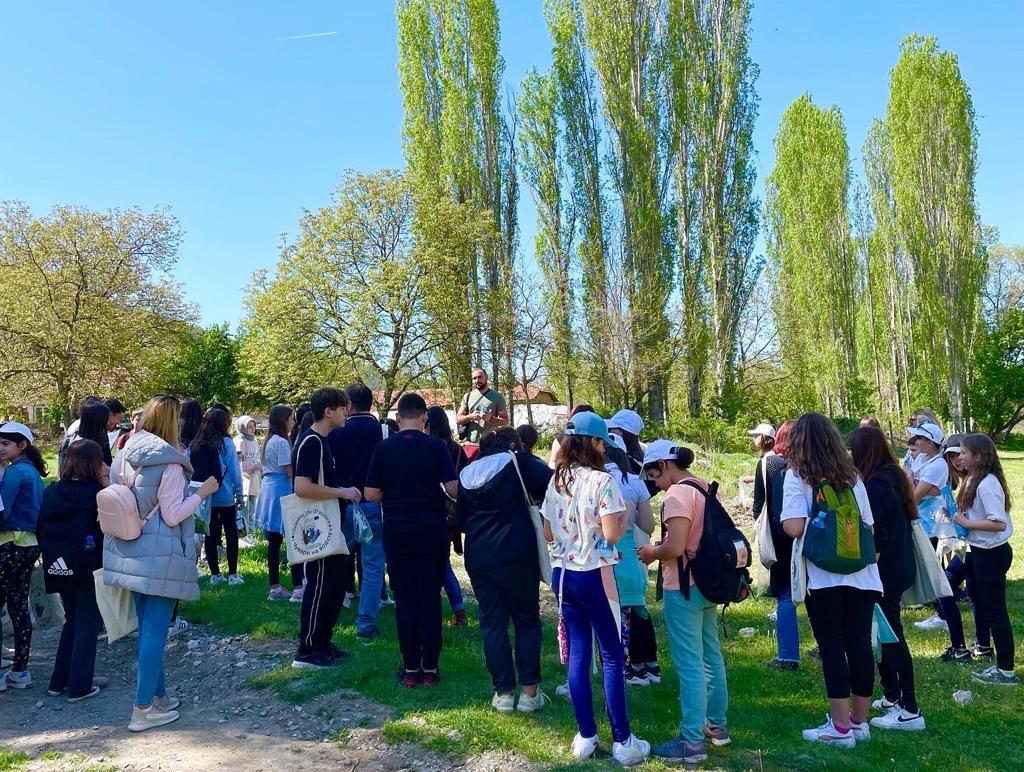 insescolatemple's tweet photo. Hiking, discovering and speaking English! This is our third day enjoying Macedonia 🇲🇰 @EUErasmusPlus #somietemple https://t.co/YCFWRv6GXR