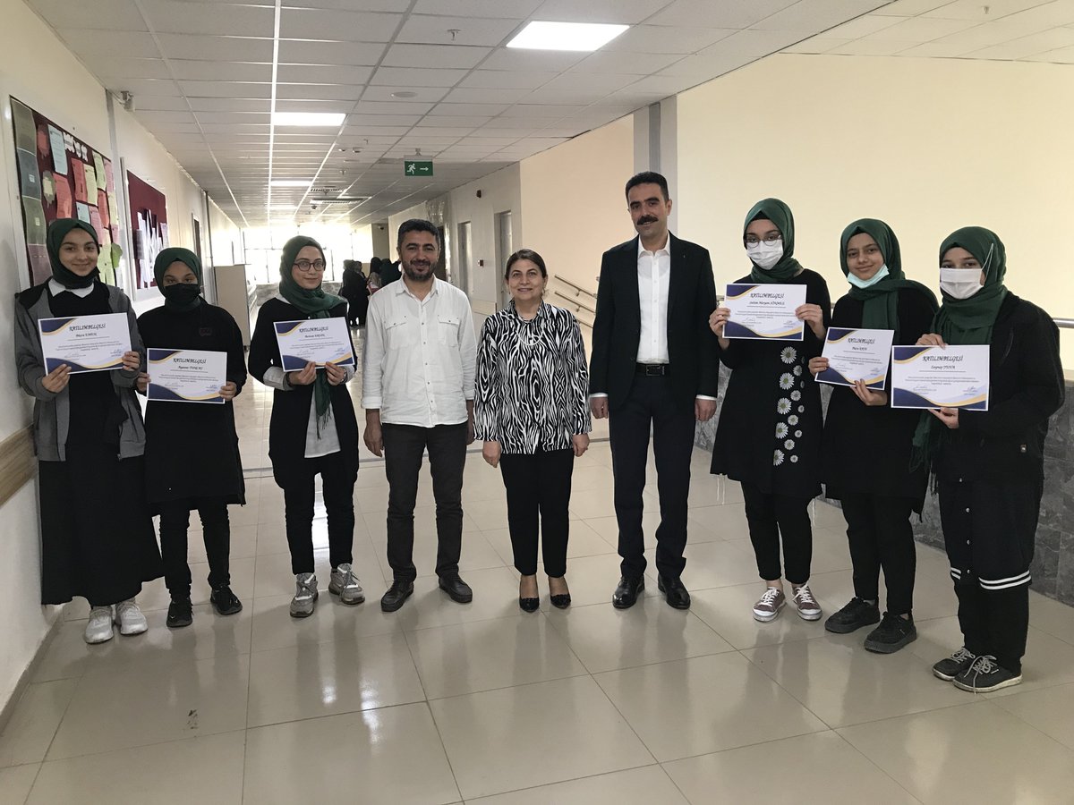 e-Twinning projesine katılım sağlayan öğrencilerimize Okul Müdüremiz Müzeyyen EKEN ve proje danışmanı Müdür Yardımcımız Emre ŞEYHANOĞULLARI tarafından katılım belgeleri verildi.     <a href="/tcmeb/">Millî Eğitim Bakanlığı</a> <a href="/dbakirvalilik/">T.C. Diyarbakır Valiliği</a> <a href="/munirkaraloglu/">Münir Karaloğlu</a> <a href="/Diyarbakirmem/">Diyarbakır İl Millî Eğitim Müdürlüğü</a> <a href="/Murat4Kucukali/">Murat Küçükali</a> <a href="/BaglarMEM21/">Bağlar İlçe Milli Eğitim Müdürlüğü</a> <a href="/Mehmet_Bulut21/">Mehmet BULUT</a>