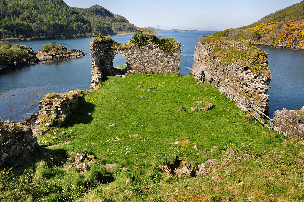 UndisScot's tweet image. The ruins of Strome Castle, built in the 1400s to stand guard over the mouth of Loch Carron. Until 1970, when a new road was completed along the far, south-east, shore of the loch, it overlooked the terminus of the ferry to Stromeferry. More pics and info: undiscoveredscotland.co.uk/lochcarron/str…