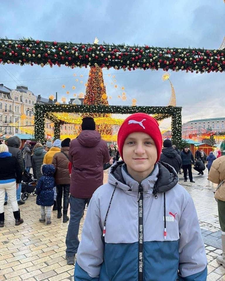 UKREmbinKorea's tweet image. &quot;🇷🇺인들은 우리에게 &quot;행운을 빌어&quot;라며 손까지 흔들고는 기둥을 쐈다.&quot;이것은 키이우 근교 브로바리에서 온 13세 엘리시의 모자이다.  그리고 그와 그의 가족이 평화로운 시민임을 보여주는 소년이 재킷 위에 입었던 흰색 티셔츠이다. #StopRussiaAggression