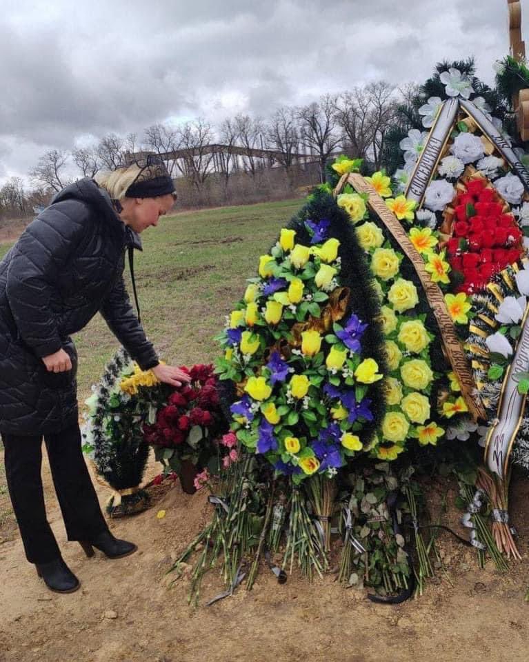 UKREmbinKorea's tweet image. &quot;🇷🇺인들은 우리에게 &quot;행운을 빌어&quot;라며 손까지 흔들고는 기둥을 쐈다.&quot;이것은 키이우 근교 브로바리에서 온 13세 엘리시의 모자이다.  그리고 그와 그의 가족이 평화로운 시민임을 보여주는 소년이 재킷 위에 입었던 흰색 티셔츠이다. #StopRussiaAggression