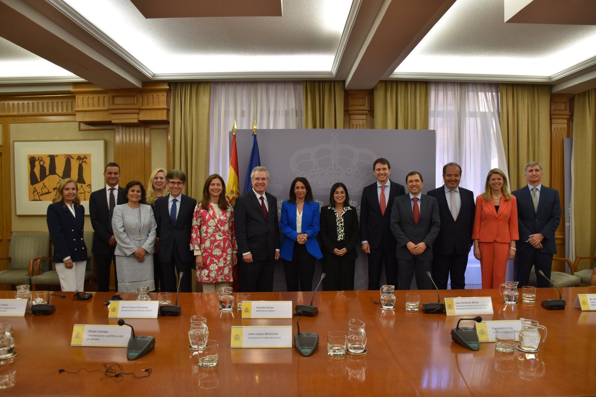 Buenos días, <a href="/CarolinaDarias/">Carolina Darias</a> 

¿Sigue sin darte vergüenza? Vosotros juntitos y sin mascarilla, mientras los residentes tienen que elegir plaza desde su casa, con un sistema informático deficiente, incómodo y sin transparencia ninguna. ¿De "bastante agrado"? En tu imaginación...