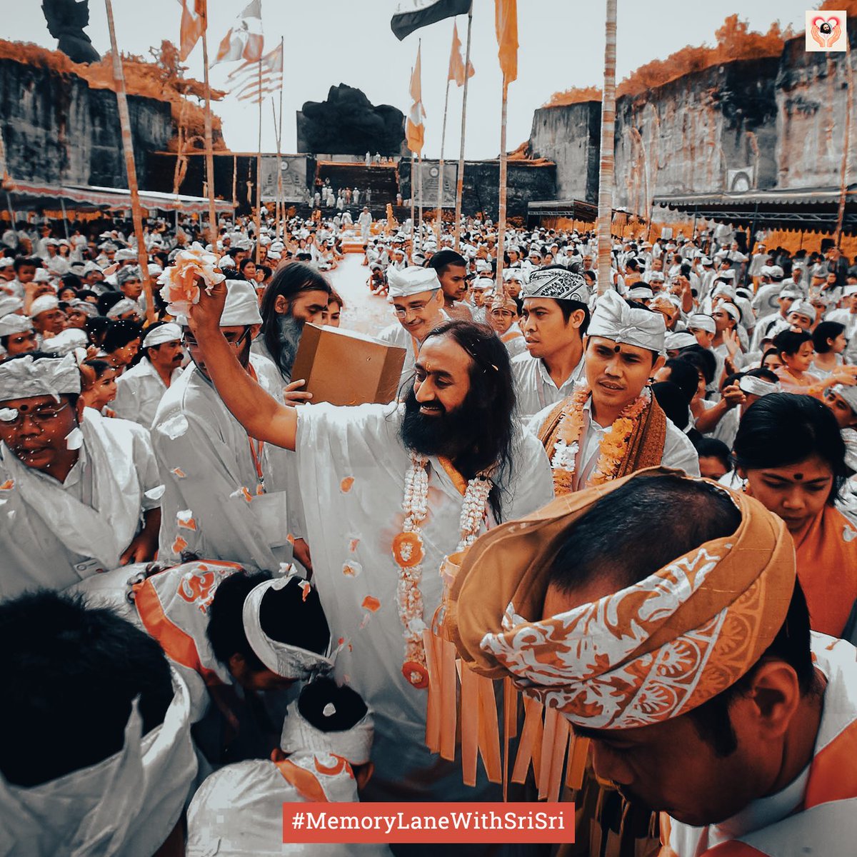 FollowingSriSri's tweet photo. Satsangs create positive vibrations and elevate our minds to experience pure bliss. The entire creation is filled with bliss. Everything is born out of bliss, sustained by bliss and the final goal of life is also bliss.

#MemoryLaneWithSriSri https://t.co/Cr1j6JJFBM