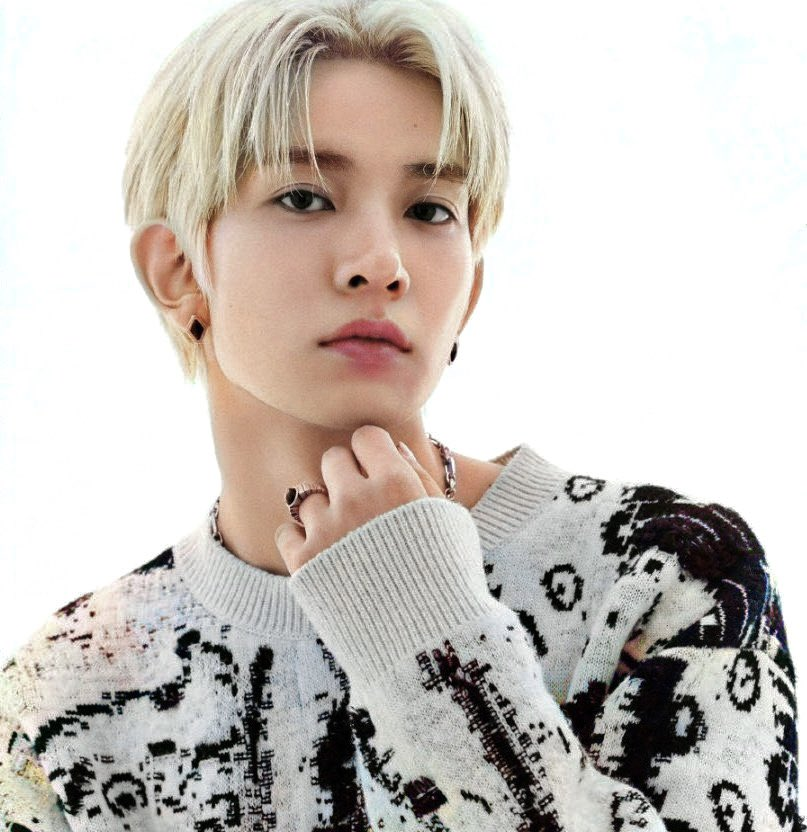 aceung_'s tweet photo. This pic of Heeseung has something on it, I can't take my eyes off these pics https://t.co/4BLVp5NNgT