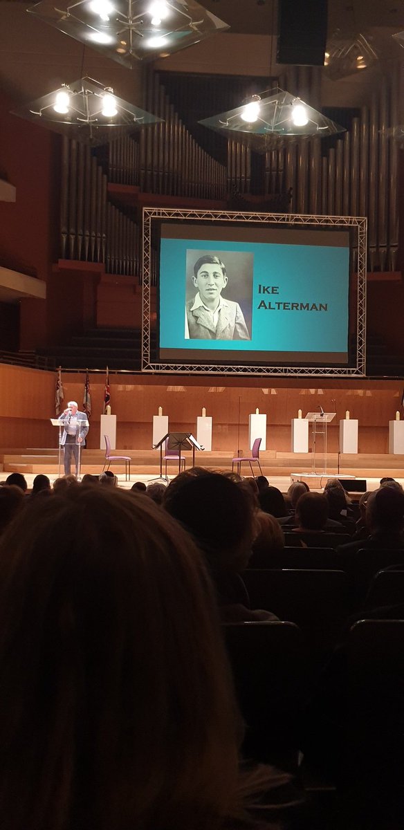 At last night's moving Manchester #YomHashoah memorial 94 yr old Holocaust survivor Ike Alterman gave a copy of his Fed My Voice life story book to <a href="/AndyBurnhamGM/">Andy Burnham</a>

Ike survived 4 death camps &amp; a death march

His story can be heard here ⬇️ 
 pod.co/thefed/meet-it…

#NeverAgain