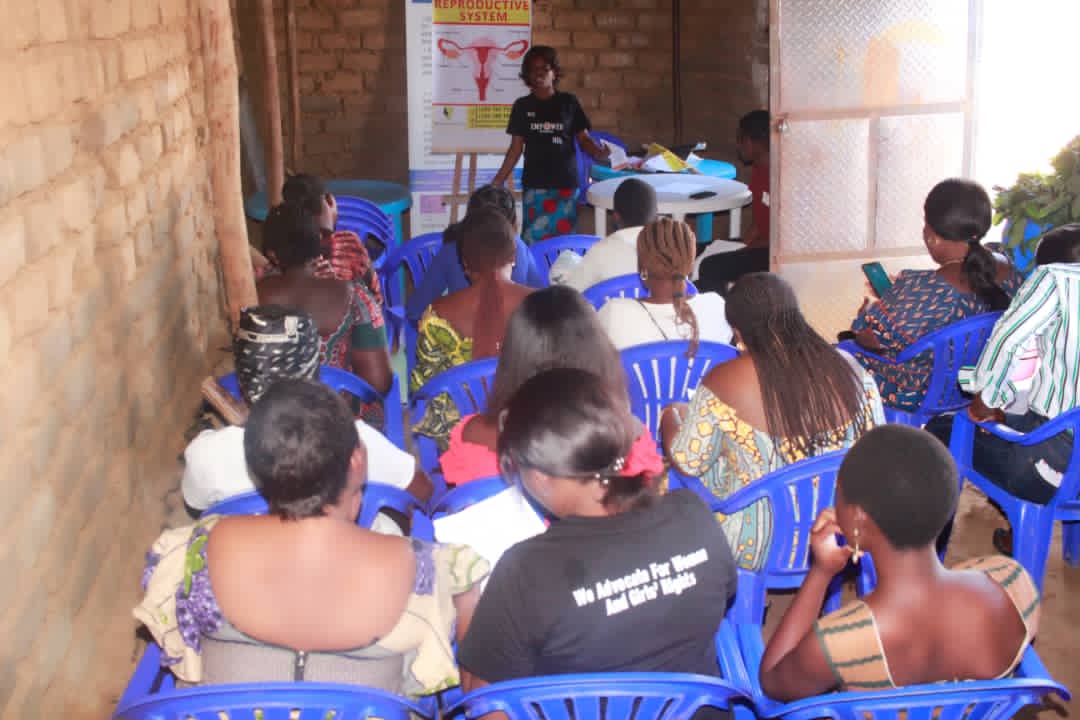 IriseEastAfrica's tweet photo. #youngwomen in Nakivale Refugee Settlement participated in the #menstrualhealth education training & learnt how to use menstrual flow cups. The training was conducted by our Mentee organisation #WeEmpowerHer with support from @thecovaproject
#menstrualhealth
#periodequity https://t.co/bS5ZezTNjW