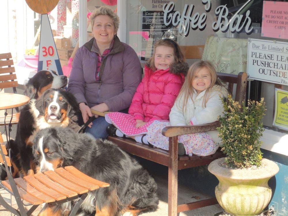 pasturegreen_'s tweet photo. Ice Cream at Ives in #Aldeburgh, #Suffolk with #bernesemountaindogs Anna, Henry &amp; Amy (Anna’s Mother) #pasturegreen #bernese #berner #bernesebreeder #bernesestud #dogs #dogsoftwitter #bernesemountaindog https://t.co/qlGWvsZYrZ