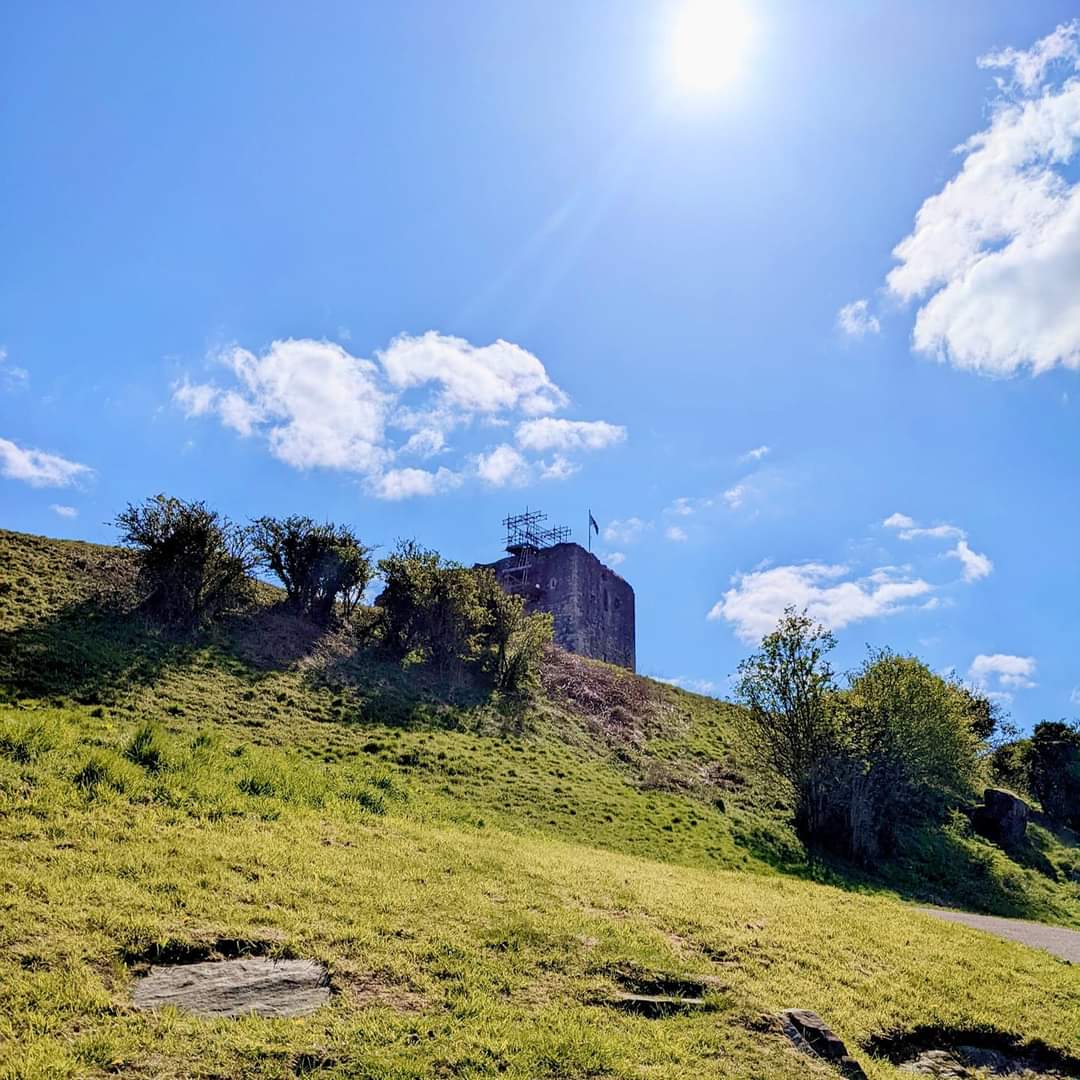 DundonaldCastle's tweet photo. What a glorious day yesterday was to welcome back visitors to #DundonaldCastle π°βοΈ
We have had visitors from all over the world including the central belt, Yorkshire, the Netherlands and Canada π
#visitayrshire #visitswscotland #visitscotland #ScotlandIsNow https://t.co/013ts4nlfd