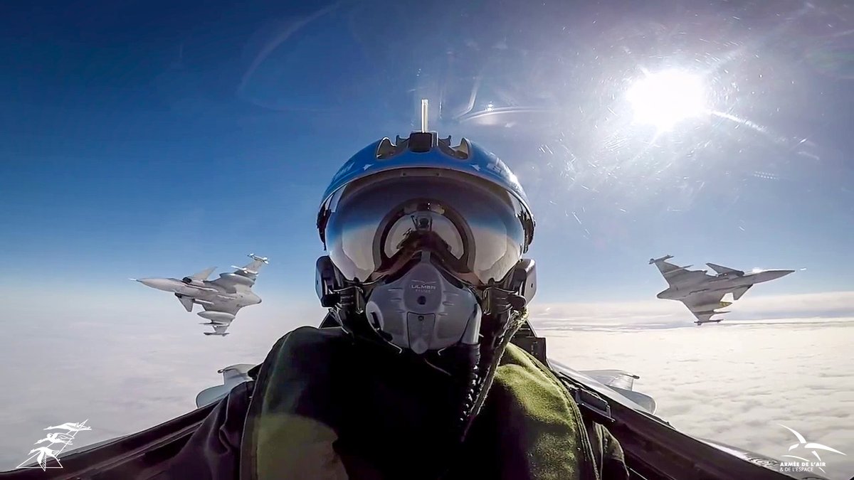 EscadronsChasse's tweet photo. Entraînement conjoint avec des #Gripen 🇸🇪 pour les #Mirage2000 🇫🇷 du détachement #EAP. Ces vols servent à consolider des pratiques en matière de coopération tactique et de procédures.
#StrongerTogether https://t.co/9vssCkjfHu
