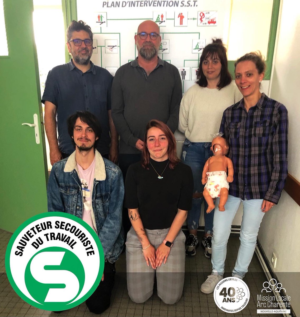 MLArcCharente's tweet photo. Hier, la direction et la com, ainsi que deux #jeunes inscrits à la @mlarccharente ont passé et réussi leur #examen #SST !⛑
Merci à Bertrand MÉNARD ! ✨
N’hésitez pas à aller sur Linscription pour vous inscrire aux prochaines sessions ! 📲
#premiersecours #formationsst https://t.co/WMBdmresg6