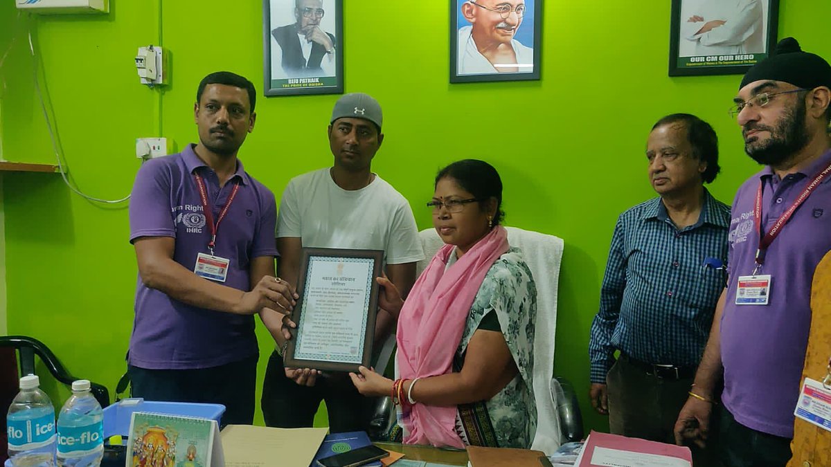 NhroTeam's tweet photo. ह्यूमन राइट्स की टीम ने किन्या नगरपाल वा उपनगरपाल का स्वागत..🌹🙏@DMSundargarh @Naveen_Odisha @MoSarkar5T https://t.co/PWQZ8DqPfj
