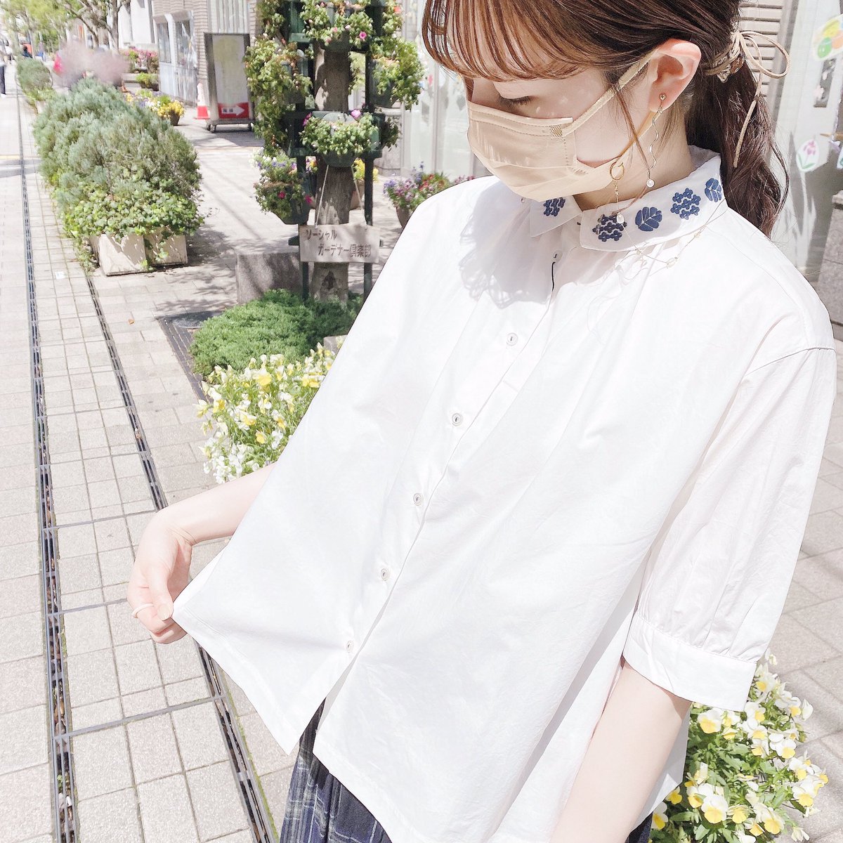 LisuLuLu's tweet photo. 𝓃ℯ𝓌 ⋆* @poudoudou_time
刺繍衿ブラウス🪡
#poudoudou より
刺繍衿が目を惹くブラウスが
入荷いたしました🕊🤍
丸みのある衿や袖が
ふんわりとしたシルエットを
演出して女の子らしい雰囲気に𓂃𓋪◌
レトロなお花の刺繍が首元を
ぐっと華やかにしてくれます🌼
柄モノとも好相性です ⸝⋆ https://t.co/fZGbguHJKB