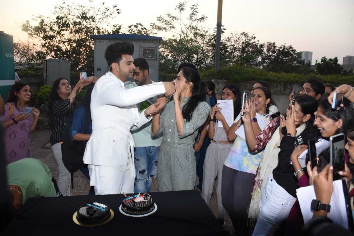middaygujarati's tweet photo. #KaranKundrra #TejasswiPrakash snapped on the sets of Dance Deewane Juniors
#televisioncouple #coupleupdates #couple #celebspotted #celebupdates #dancedeewanejuniors #indianactor #indianactress #KaranKundrraSquad #karankundrafanclub #TejasswiIsTheBoss 

https://t.co/14SEQUW9Xj https://t.co/yuYBiSNQ6p
