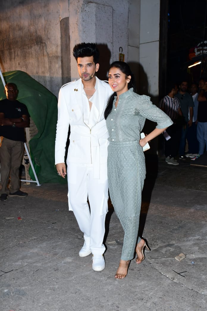 middaygujarati's tweet photo. #KaranKundrra #TejasswiPrakash snapped on the sets of Dance Deewane Juniors
#televisioncouple #coupleupdates #couple #celebspotted #celebupdates #dancedeewanejuniors #indianactor #indianactress #KaranKundrraSquad #karankundrafanclub #TejasswiIsTheBoss 

https://t.co/14SEQUW9Xj https://t.co/yuYBiSNQ6p