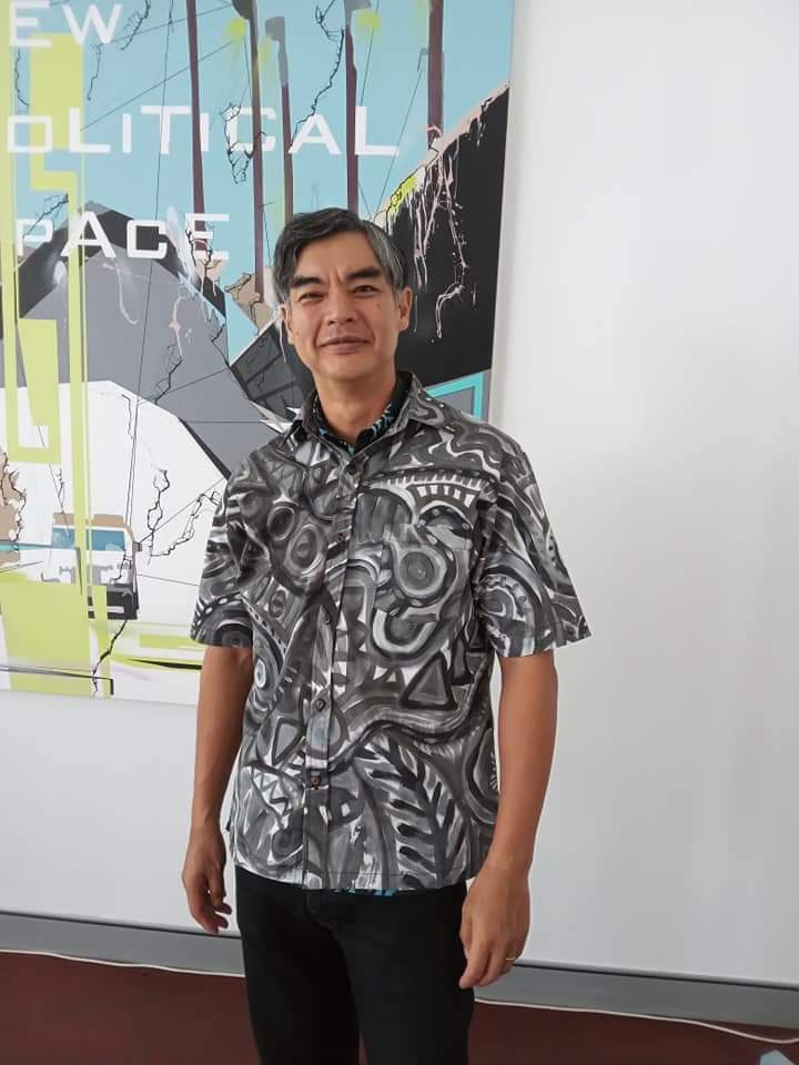 sujiseam's tweet photo. My wife Jane and I have always loved and supported art. Jane is also very much into Fashion, but I'm not as I always wear grey. We found some middleground with this unique monotone bula kalavata by Fijian artist Lambert Ho. #DareToBeUnique https://t.co/iyDoiWACBL