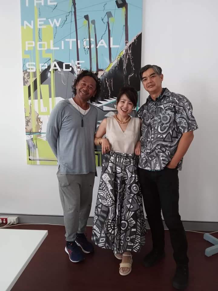 sujiseam's tweet photo. My wife Jane and I have always loved and supported art. Jane is also very much into Fashion, but I'm not as I always wear grey. We found some middleground with this unique monotone bula kalavata by Fijian artist Lambert Ho. #DareToBeUnique https://t.co/iyDoiWACBL