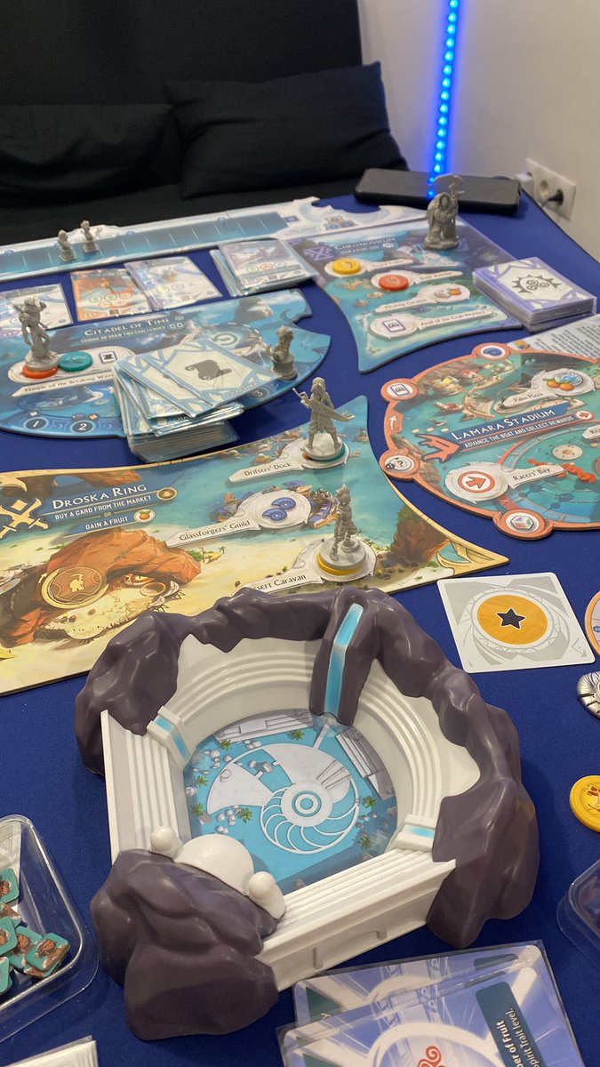 De nuestras últimas partidas ha sido #TidalBlades un juego con una producción increíble. El arte y el lore me encantan. Lo que no me encanta es que me pongan lore casa dos por tres en las reglas, y el setup sea un infierno. Todo para un juego medio aunque para nada malo.