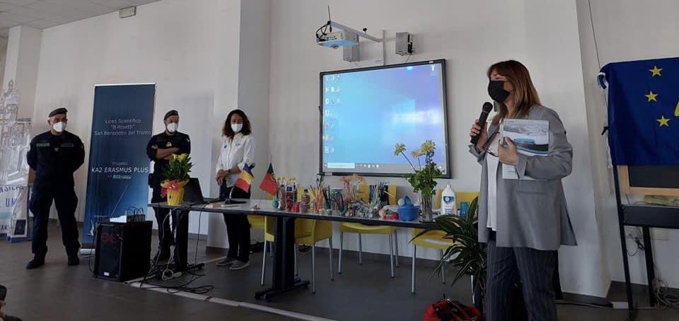 CleanSeaLIFE's tweet photo. The sea separates and connects. Students from different European seashores (Black Sea, the Atlantic, the Mediterranean) working in a cross-curricular and -cultural manner, combining natural sciences and humanities. #ConnectingSeas meets #CleanSeaLife 👉
https://t.co/iSd04NWXS4 https://t.co/S54FEFLbnt