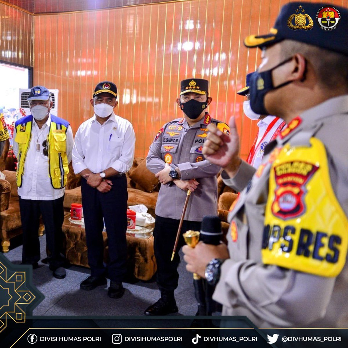 Sek_BogSel's tweet photo. Kapolri Jenderal Polisi Drs. Listyo Sigit Prabowo, https://t.co/9xWfcrhiJx., meninjau kesiapan mudik tahun 2022 di Pelabuhan Merak, Banten, Selasa (26/4).

#MudikAmanLancar
Sehat Berkumpul Keluarga https://t.co/sm7xY8V0m7