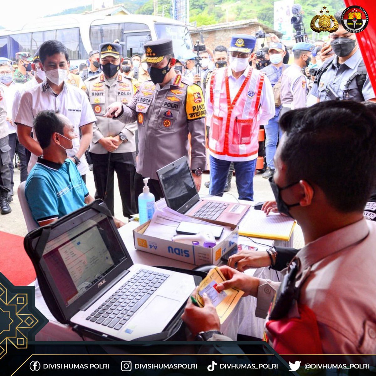 Sek_BogSel's tweet photo. Kapolri Jenderal Polisi Drs. Listyo Sigit Prabowo, https://t.co/9xWfcrhiJx., meninjau kesiapan mudik tahun 2022 di Pelabuhan Merak, Banten, Selasa (26/4).

#MudikAmanLancar
Sehat Berkumpul Keluarga https://t.co/sm7xY8V0m7