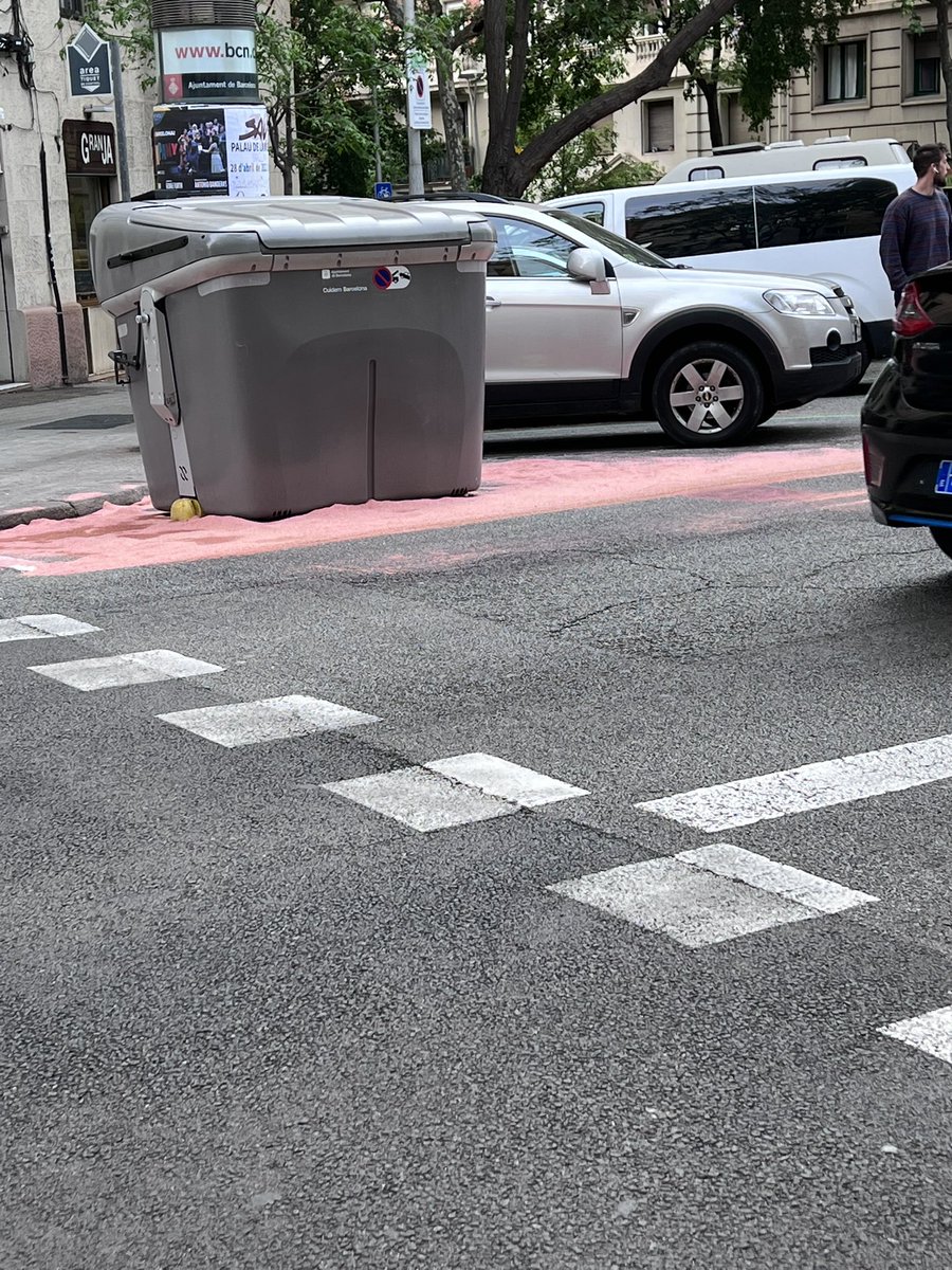 adelanavmar's tweet photo. @barcelona_cat @GUBBarcelona De tant en tant em trobo aquesta pols o serradures als carrers de Barcelona, es perillós per la moto, perque rellisca… de qué es tracta? Avui Pare Claret amb Sardenya https://t.co/kylJe35yrg