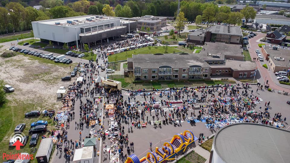 FeestweekVhoop's tweet photo. Wij kijken terug op een prachtige Koningsdag in #Vroomshoop met +125 deelnemers en duizenden bezoekers. Van jong tot oud, het was weer ouderwets genieten. Ook willen wij burgemeester @JCFBroekhuizen bedanken voor zijn komst. 

#Koningsdag #Vroomshoop #Twenterand https://t.co/IzOjZuP9ik