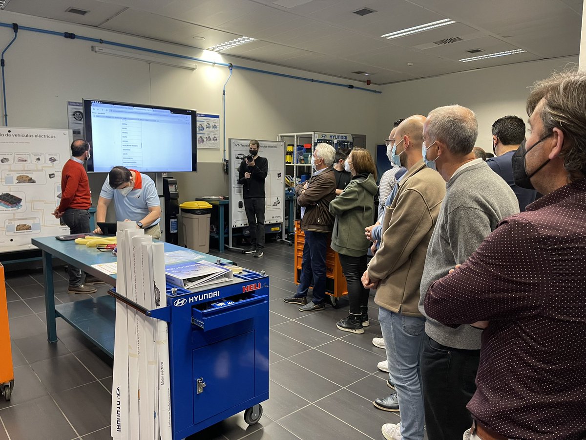 ies_luisvives's tweet photo. Hoy continuamos con formación de HVT proyecto de innovación VTVE que participa el @ies_luisvives @IESJorgeManriqu #VRFP @HyundaiEsp @educaciongob https://t.co/bhbGzrl2yA