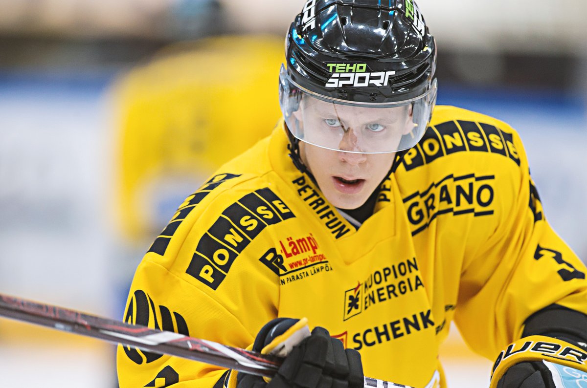 KalPa_Hockey's tweet photo. KalPaa vuosina 2014–2018 edustanut Santeri Lukka päättää pelaajauransa.

Lukka pelasi KalPassa neljällä kaudella 181 Liiga-ottelua, pistein 18+46=64. Lukka oli KalPan mukana keväällä 2017 voittamassa SM-hopeaa.

Kiitos ajastasi KalPa-paidan kantajana, Santeri! 💛🖤

#KalPa #Liiga https://t.co/YQKHRjE1KY