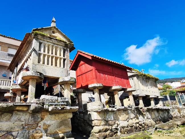 viajando_manera's tweet photo. #FelizJueves viajeros!!#Combarro es uno de los pueblos más bonitos de #Galicia y tremendamente turístico dada su localización en pleno corazón de las Rías Baixas. No os perdáis todo lo que podéis ver allí: https://t.co/pVmKh1tVoN #blogger #Travel #esptb #galiciacalidade https://t.co/ZJ6GZ0VkJi