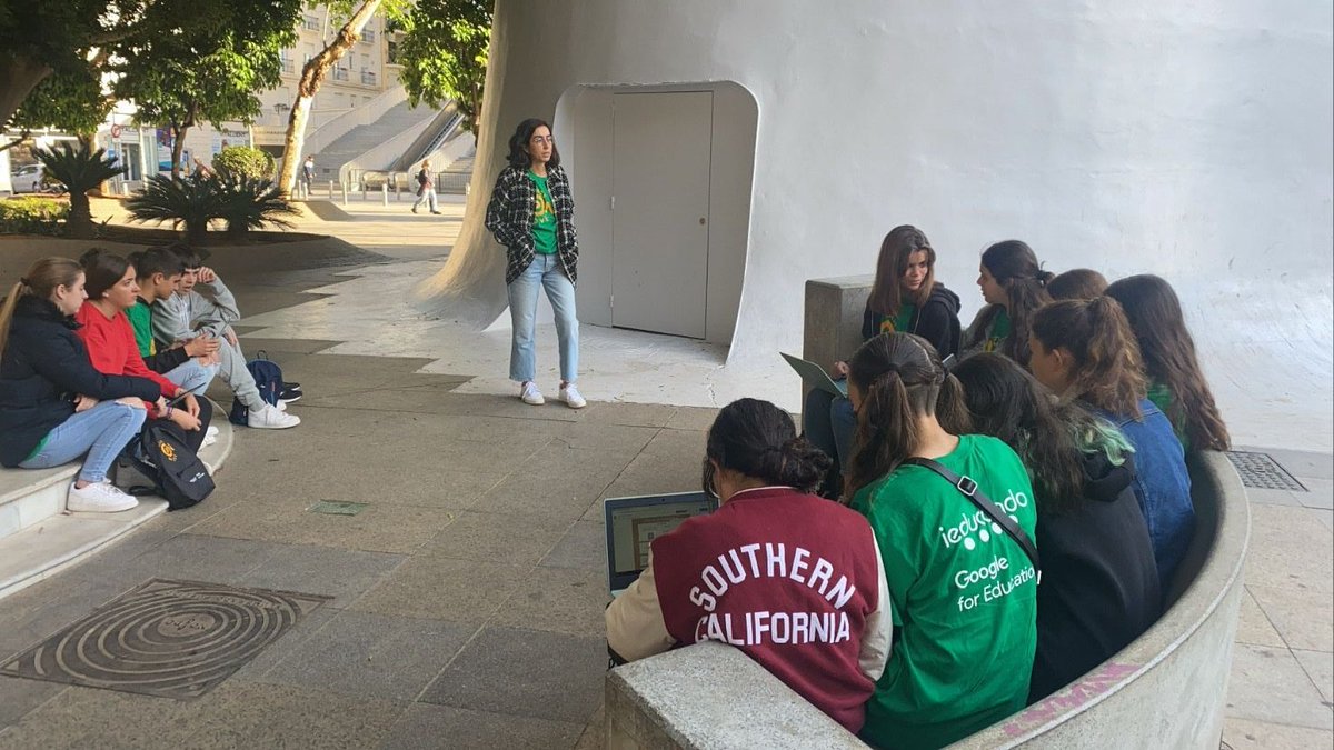 ieducando's tweet photo. Los alumnos del @IESChN ya se encuentran en el casco histórico de #Sevilla para trabajar el neomudéjar en nuestro primer #ClassonMove🟡 https://t.co/h2p2AGJA50