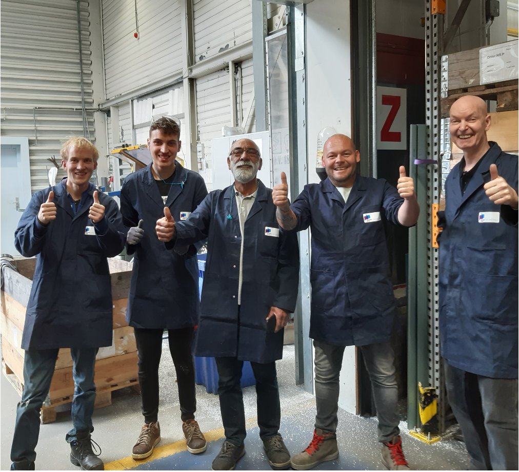 De nieuwe stofjassen met logo van <a href="/Patijnenburg/">Patijnenburg</a> voor de Afdeling Metaal zijn binnen : ) De medewerkers zijn er meer dan blij mee en zien er flitsend uit in de nieuwe jas. Weer een stukje werkgeluk! #trots #werkgeluk #mvo #patijnenburg