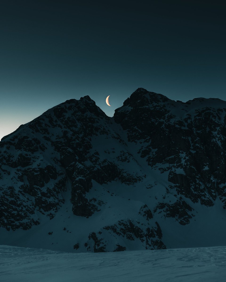 GM beautiful photographers &amp; NFT artists souls ⚡️🙋‍♂️
Hope you're killing it today!

Drop your blue work below! Retweeting the favs 👇