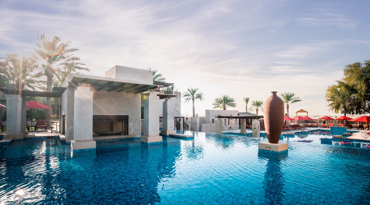 babalshamshotel's tweet photo. اجلب عائلتك وأصدقائك إلى أحد مسابح باب الشمس الثلاثة المدفئة ليومٍ مليء بالمتعة والمرح واستلق تحت أشعة الشمس الذهبية وتمتع بتناول المشروبات المنعشة. المسابح مفتوحة يوميًا من 8 صباحًا حتى 8 مساءً ابتداء�� من 250 درهم إماراتي للبالغين و125 درهم للأطفال. https://t.co/MbaS2eJmyC