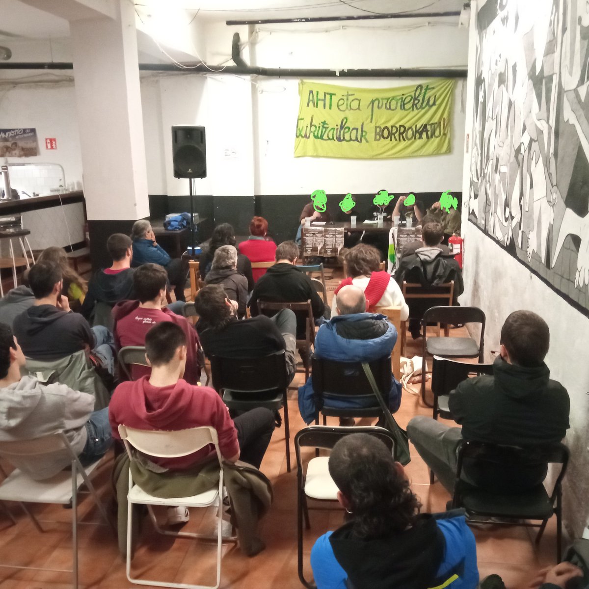 Idei, pentsamendu eta estrategia desberdinak atera ziren atzo, baina gauza batean ados geunden:
"Datorren kolapsoa ekiditu nahi badugu, kapitalismoa suntsitu behar dugu bai ala bai, nahiz ta berdez jantzi. Ezin da ustiatu finitoa den planeta bat infinitua balitz bezala"