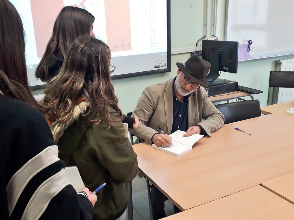DavidSauriMi's tweet photo. Deporte, esfuerzo, amistad, amor y literatura

@jorjim84 y su "Tokio en el corazón" con l@s jóvenes lector@s de la ESO @insti_masquefa

📖 https://t.co/BKU9DpclMj

Fomento y animación a la lectura
@loqueleo_es @SANTILLANA_es 

Entra y descubre
📚 https://t.co/6tKdqlUged https://t.co/oc1oFLRhrX