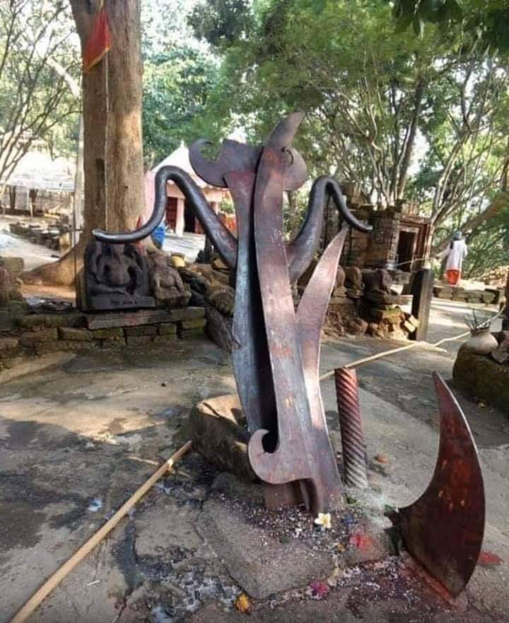 झारखंड के रांची शहर से 150 कि. मी. दूर घने जंगलों में स्थित " टांगीनाथ धाम '' में भगवान परशुराम जी का फरसा आज भी गड़ा हुआ है | हजारों वर्ष से खुले आसमान के नीचे गड़े इस फरसे पर जंग नहीं लगा | यहाँ वर्ष में केवल एक बार महाशिवरात्रि पर ही मेला लगता है।

x.com/i/spaces/1DXGy…