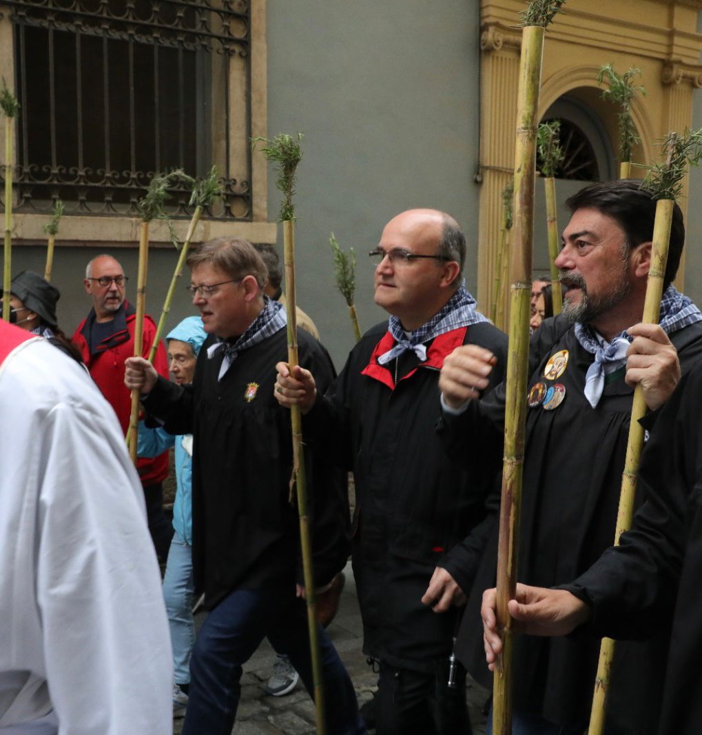 ximopuig's tweet photo. Una sociedad unida en su tradición desde el siglo XV.
La Santa Faz vuelve a salir a la calle.
Y la lluvia no es un impedimento para Alicante. https://t.co/GXYoxc6xj1