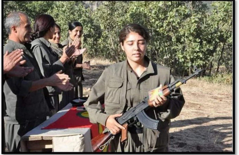İBB’ye Sosyal Hizmet Uzmanı olarak işe alınan PKK'nın kamplarında eğitim görmüş terörist Şafak Duran polis tarafından İbb binasında göz altına alındı.
Ama ne acıdır ki basın da siyaset de köre, sağıra yattı. Malum medya hiç görmedi. Sanki bu terörist İbb’de yakalanmadı.